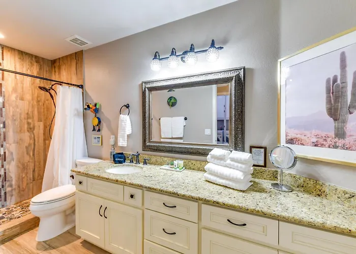 Relax Poolside & Golf: Family Gem In North
