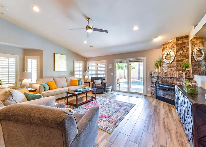 Relax Poolside & Golf: Family Gem In North Phoenix